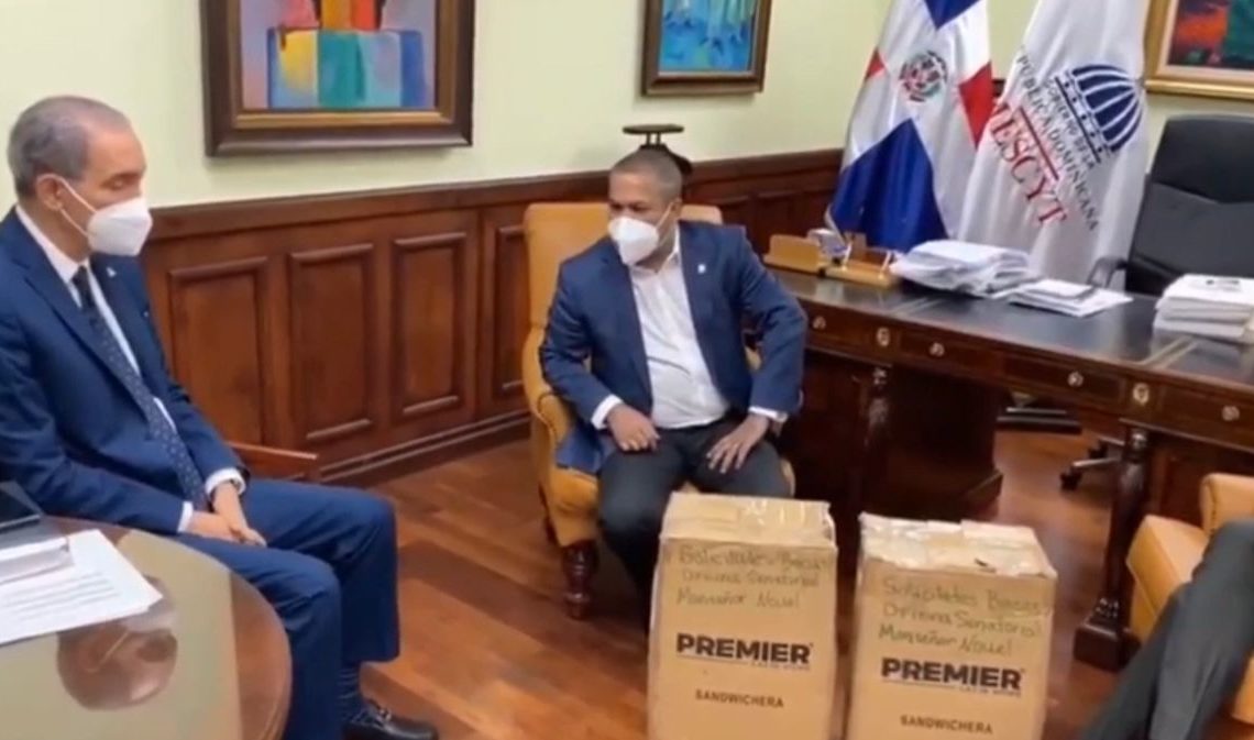 Torito acude a la MESCYT con dos cajas de solicitudes de becas para estudiantes de su pueblo, "los hijos de machepa"