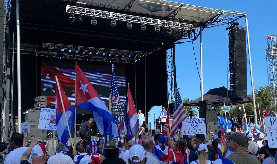 Libertad para Cuba, Nicaragua y Venezuela gritan miles de personas en Miami