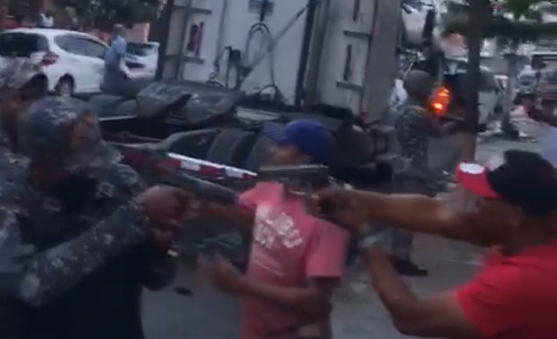 Enfrentamiento entre ciudadanos y policías