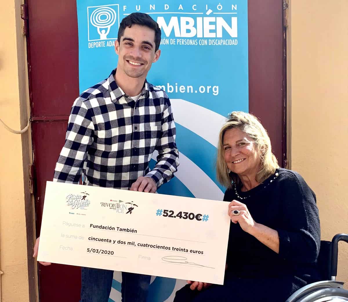 Javier Fernández entrega a la Presidenta de Fundación También Teresa Silva el cheque con la cifra recaudada durante el espectáculo Revolution on Ice 2019