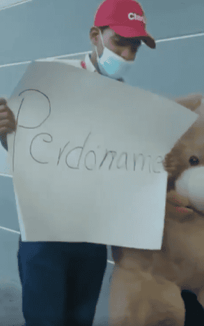 Con un cartel y peluche, joven le pide perdón a su pareja en las afueras de hospital