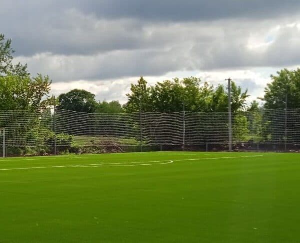 Футбольное поле. искусственная трава. 42 х 64.