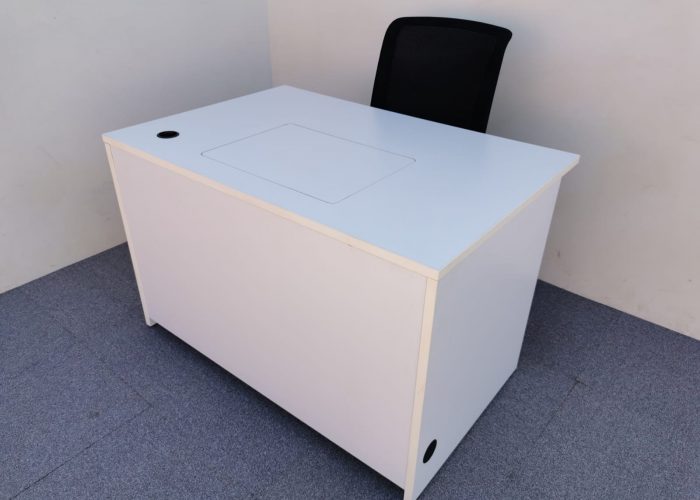 Image annonce: Bureau droit blanc avec rangement matériel informatique