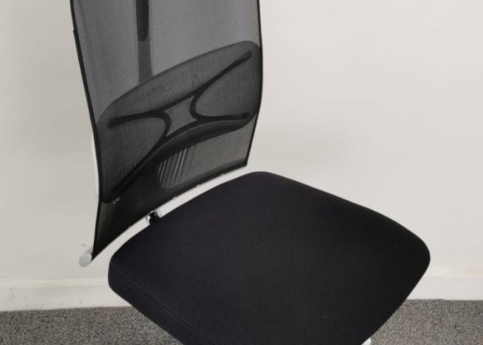 Image annonce: Chaise à roulette blanche appui tête soutien lombaire