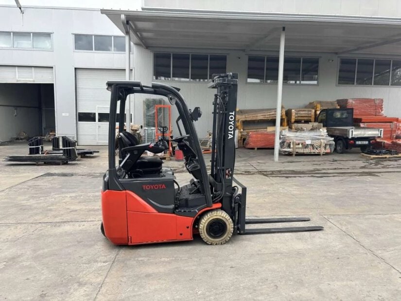 stivuitor electric pentru depozit cu spatii de manevra mici