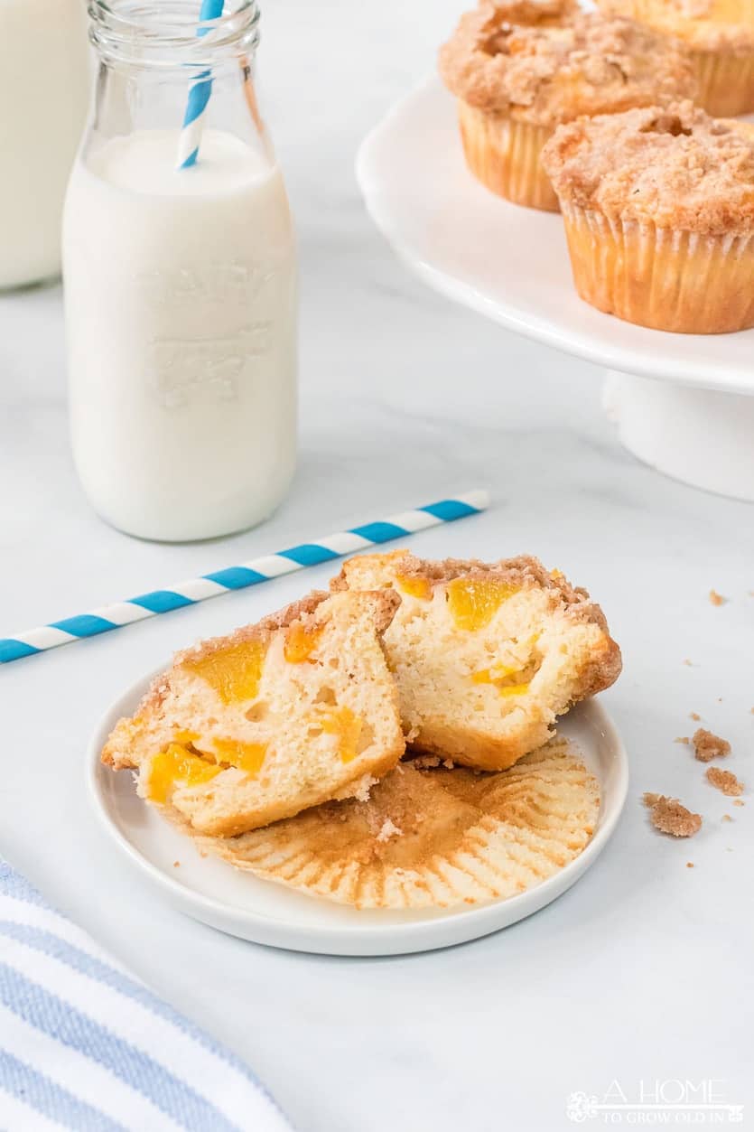 peach cobbler muffin cut in half