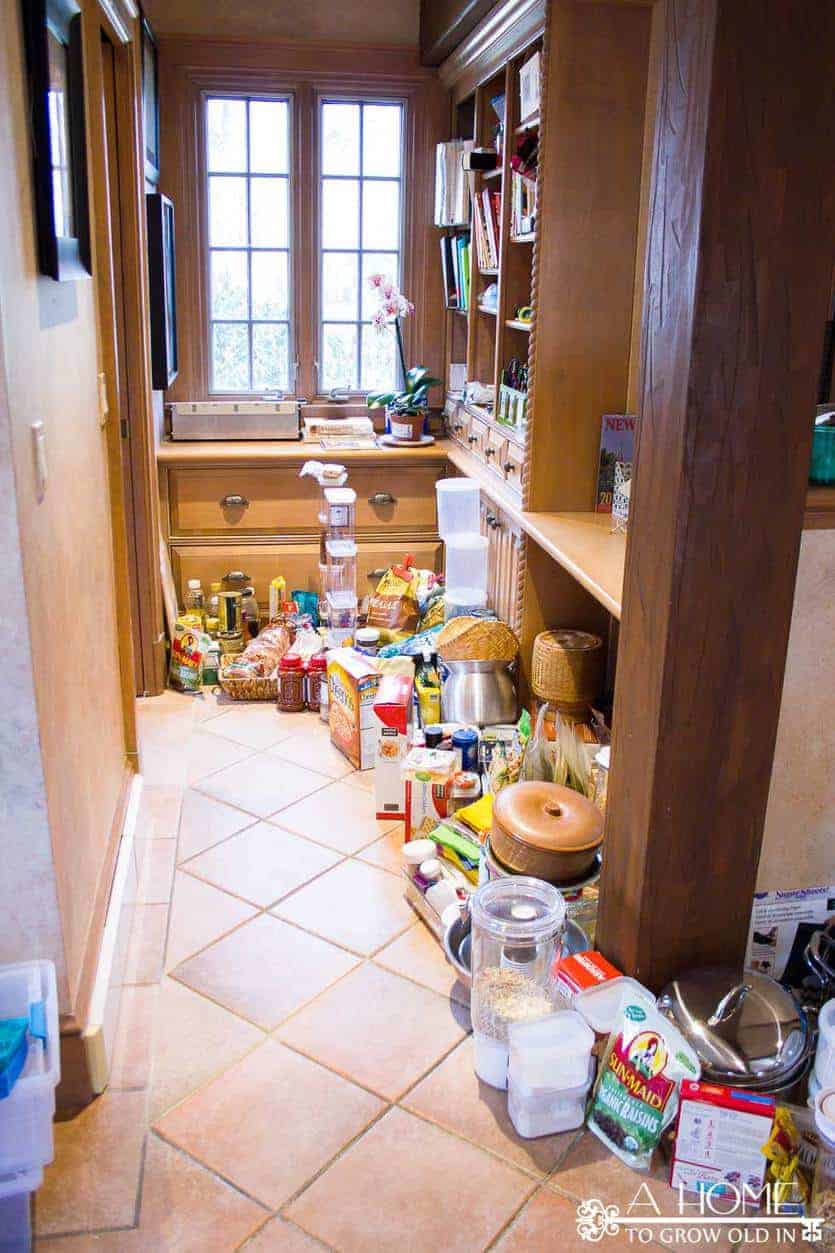 You won't want to miss this gorgeous pantry makeover with free printable pantry labels! Great ideas for organizing it so that it's easy to maintain.