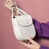 bolso saddle blanco con modelo