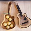 Archivo digital para recortar y armar caja en forma de Guitarra con soporte de chocolates