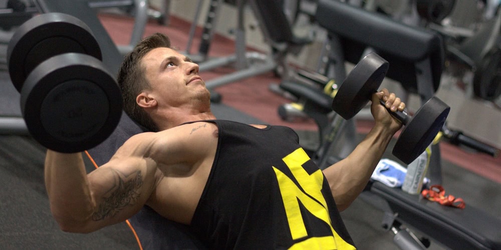 Brusttraining: Kurzhantel oder Langhantel