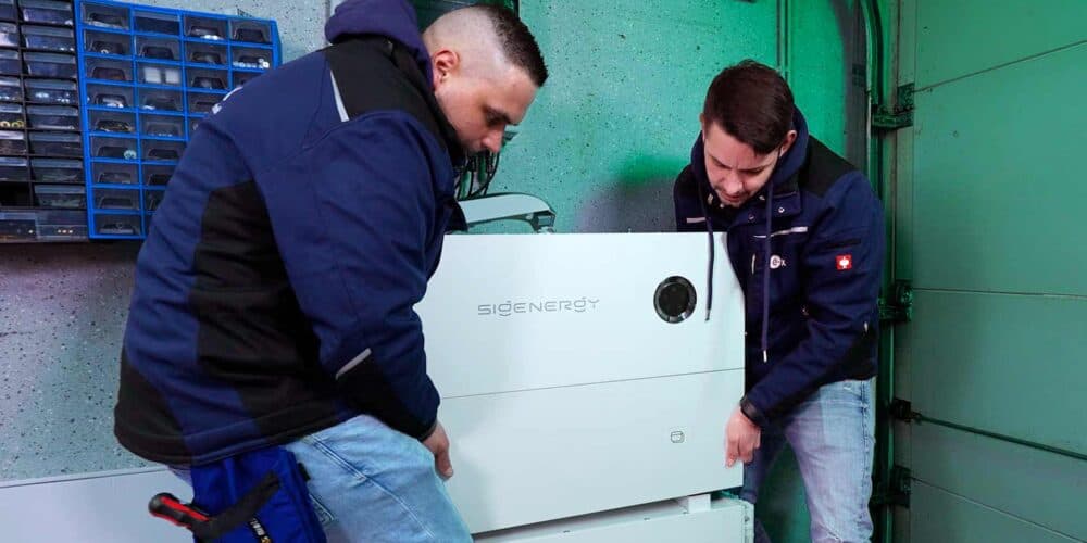 Intallateure erweitern den Heimspeicher Sigenstor durch einen Charger für das E-Auto.