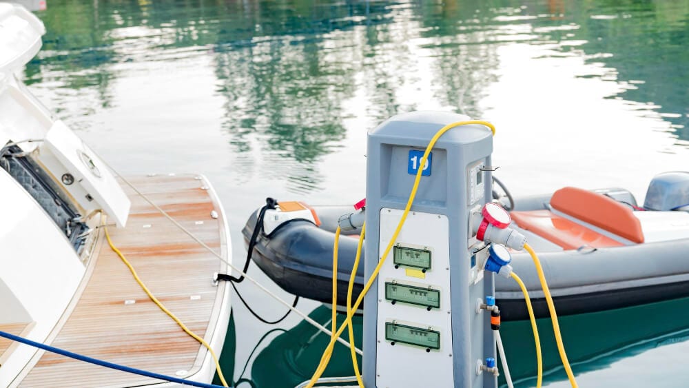 Chargeurs de batteries pour bateaux : comment choisir un fabricant spécialisé ?