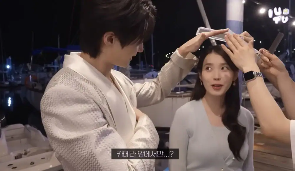 Byeon Woo Seok payung tangan untuk IU