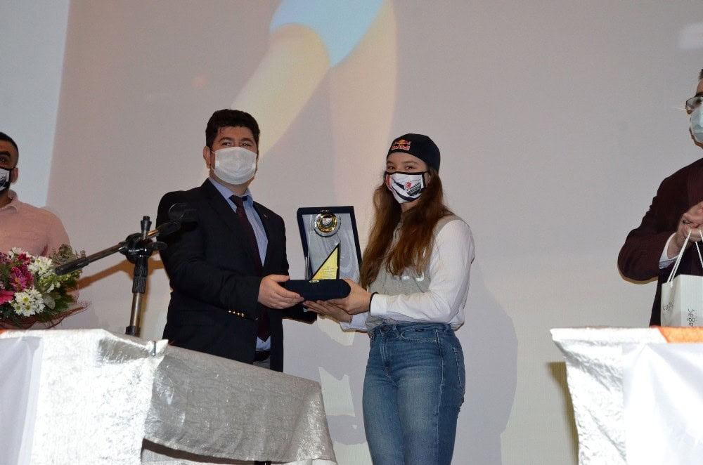 Dünya şampiyonu jimnastikçiye büyük ilgi