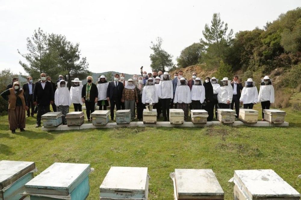 İzmir’de 100 Roman kadına, 1000 arı kovanı teslim edildi