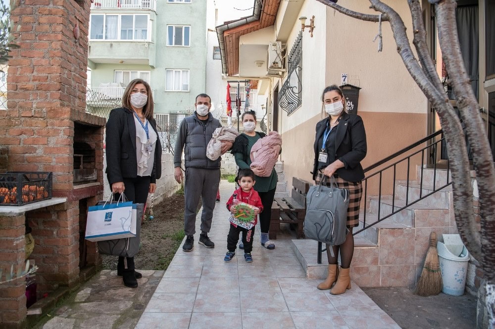 Kuşadası’nda yılın ilk ‘ Hoş geldin bebek’ ziyareti ikizlere yapıldı