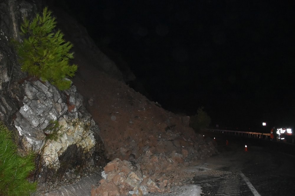 Marmaris’te heyelan, karayolu trafiğe kapandı