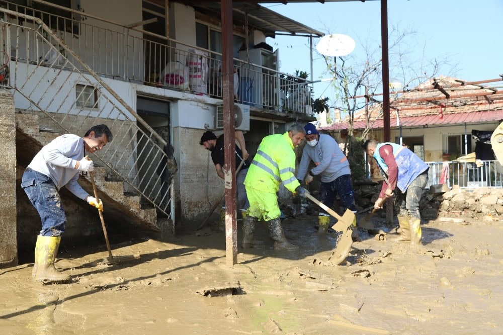 Menderes’te selin yaraları sarılıyor