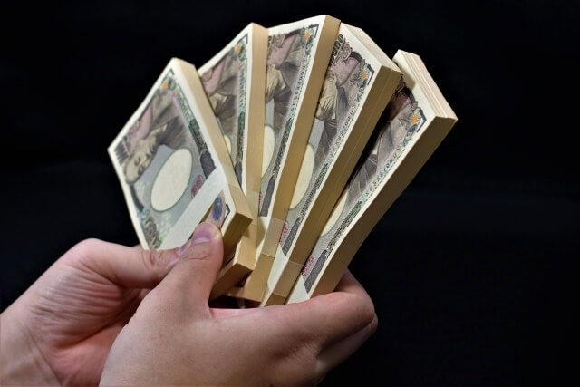 新卒で年収500万円は可能？