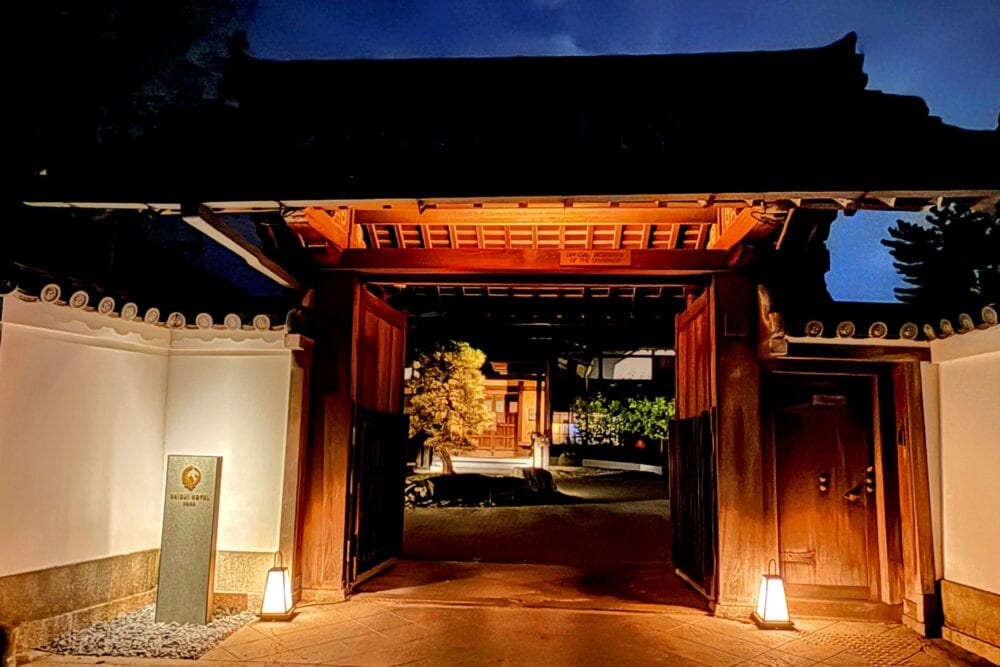夜の正門