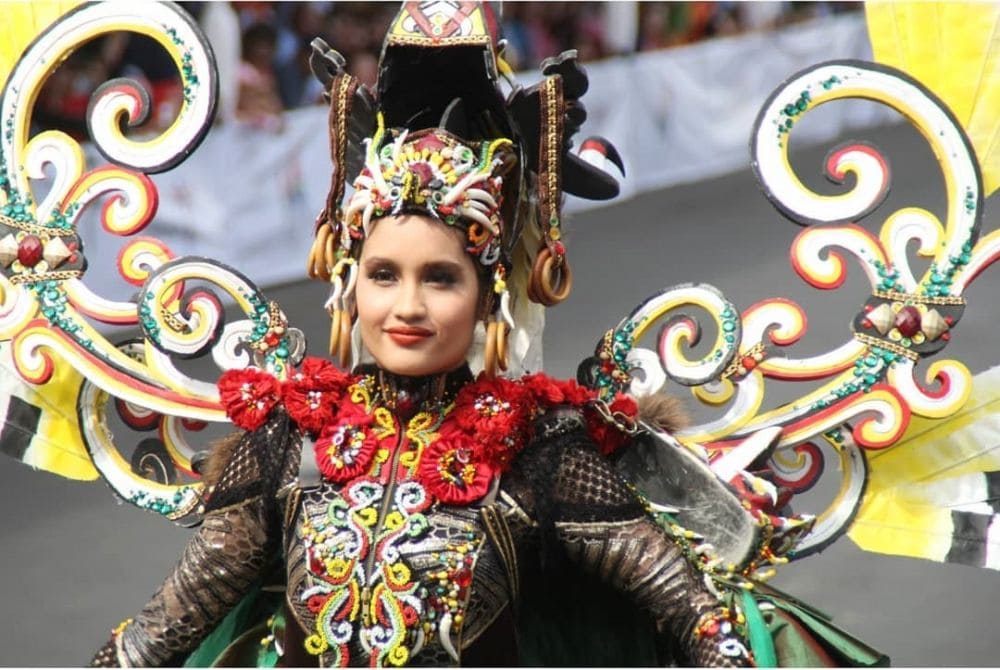 Penampilan Cinta Laura di Jember Fashion Carnaval