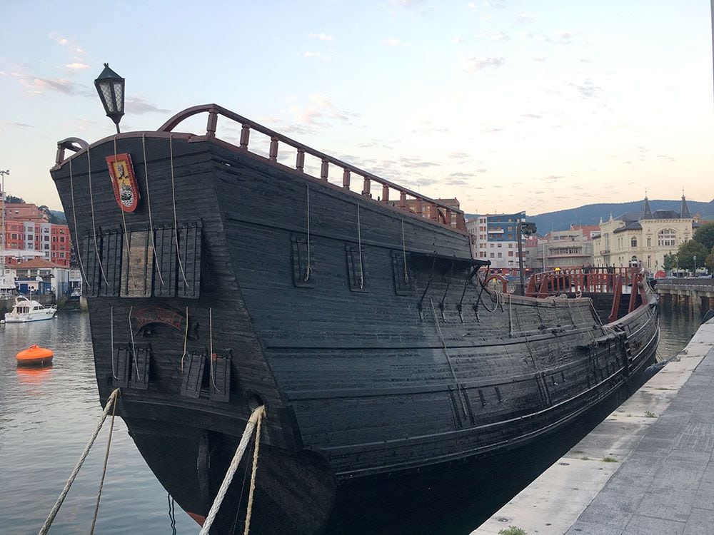 Los pueblos más bonitos de la Costa Vasca - Bermeo - Réplica del ballenero