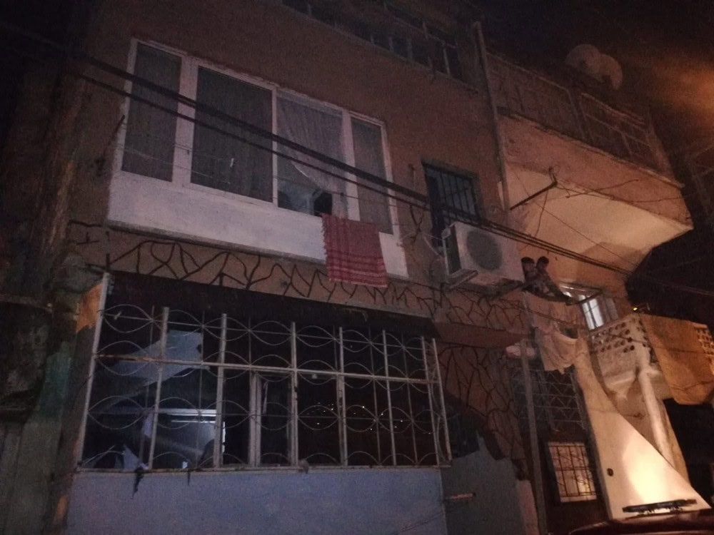 İzmir’de bir kişi evini ateşe verip kaçtı