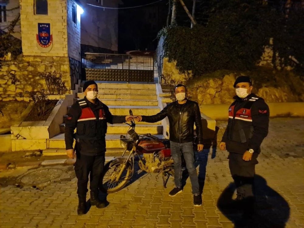 Jandarma çalınan motosikleti 2 yıl sonra bulup sahibine teslim etti