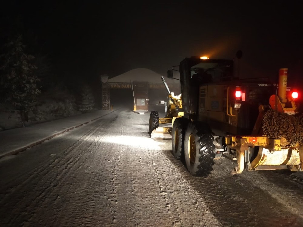 Manisa’da karla mücadele devam ediyor