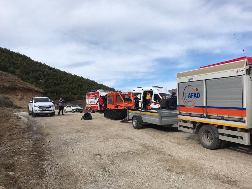 Ödemiş’te zirveye tırmanırken yüksekten düşerek yaralanan 2 kişi kurtarıldı