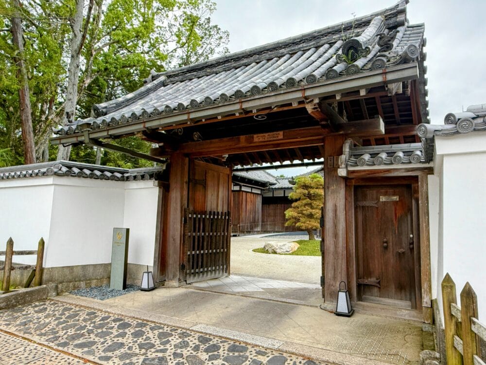 紫翠ラグジュアリーコレクションホテル奈良の門