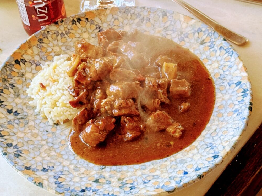 陶器の壺で12時間じっくり煮込んだお肉と野菜