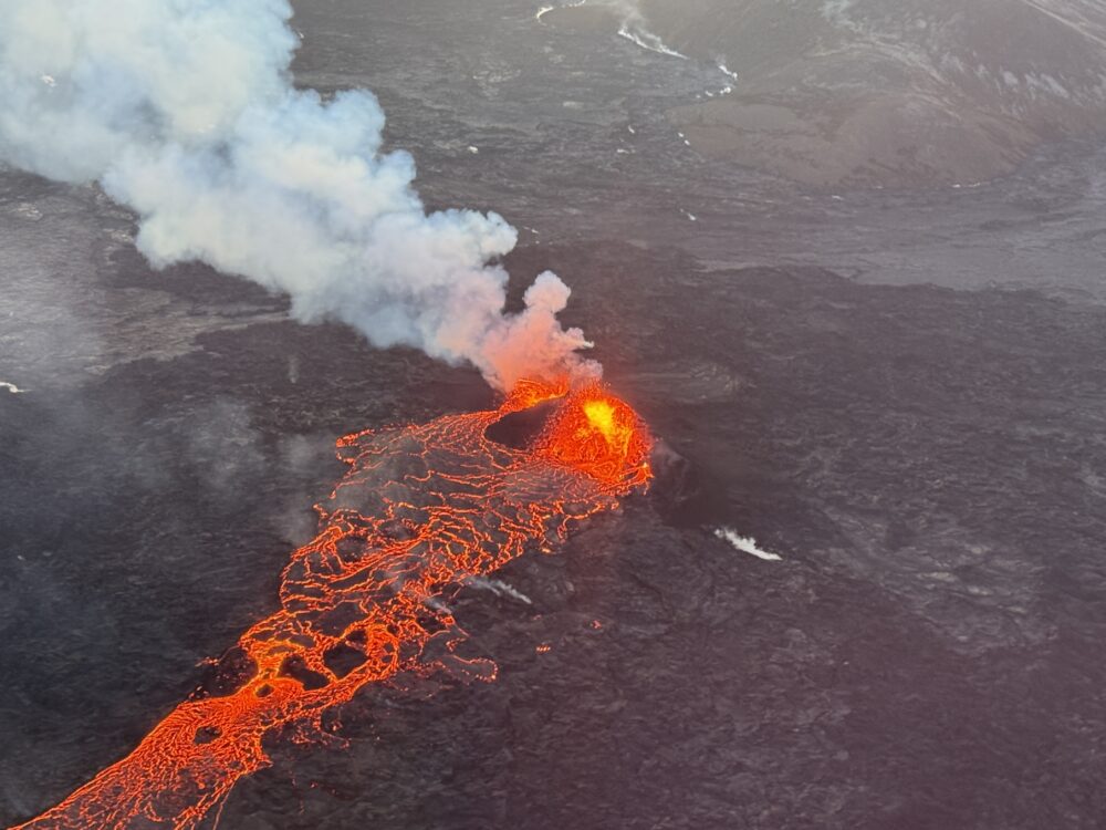 噴火するアイスランドの火山