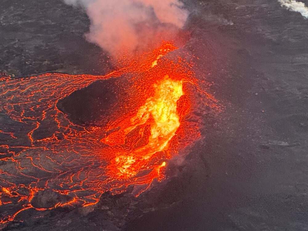 噴き上がる溶岩