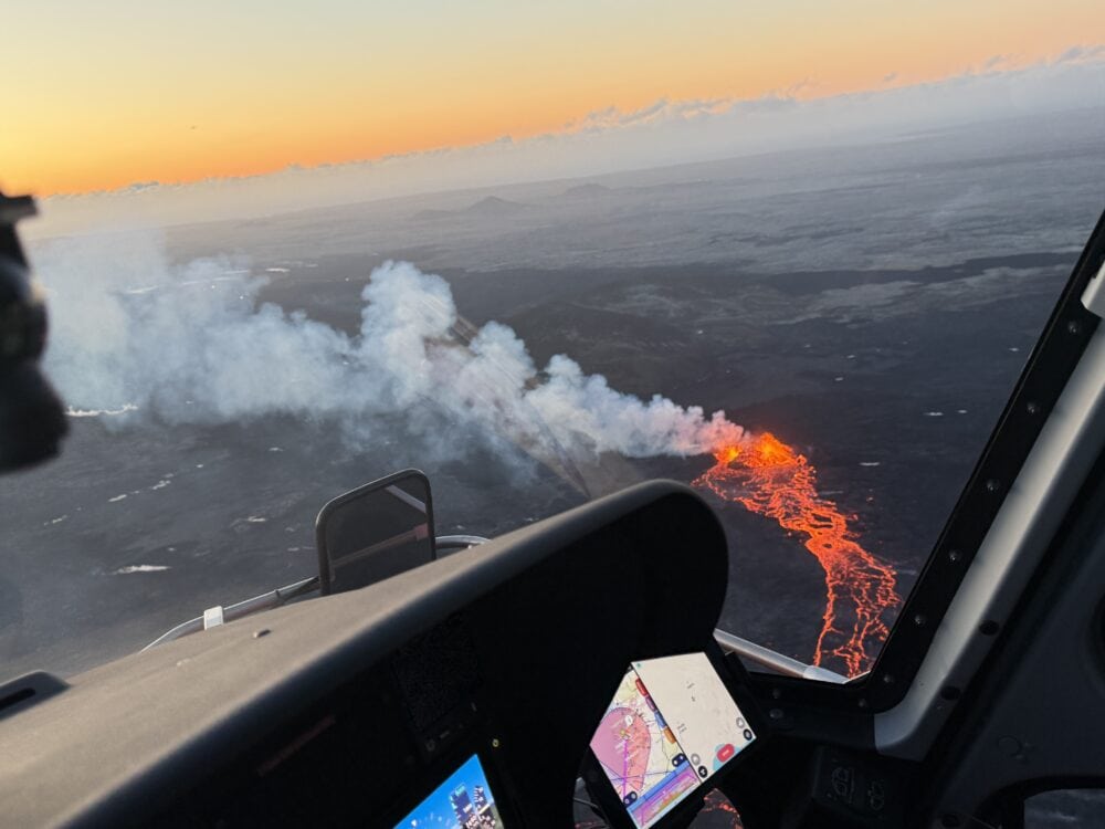 ヘリコプターの窓越しの火山噴火