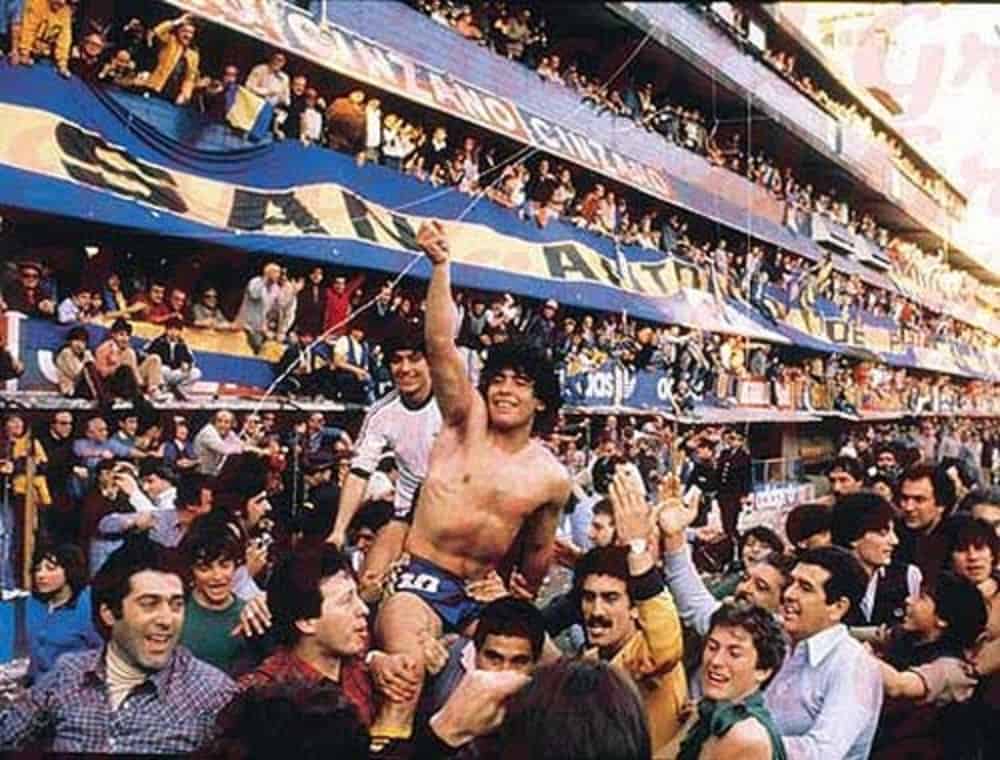 Diego Maradona celebrating obtaining the 1981 Metropolitan Tournament ○ Soccer Players With The Number 10 (Best Ever Strikers) Diego Maradona celebrating obtaining the 1981 Metropolitan Tournament