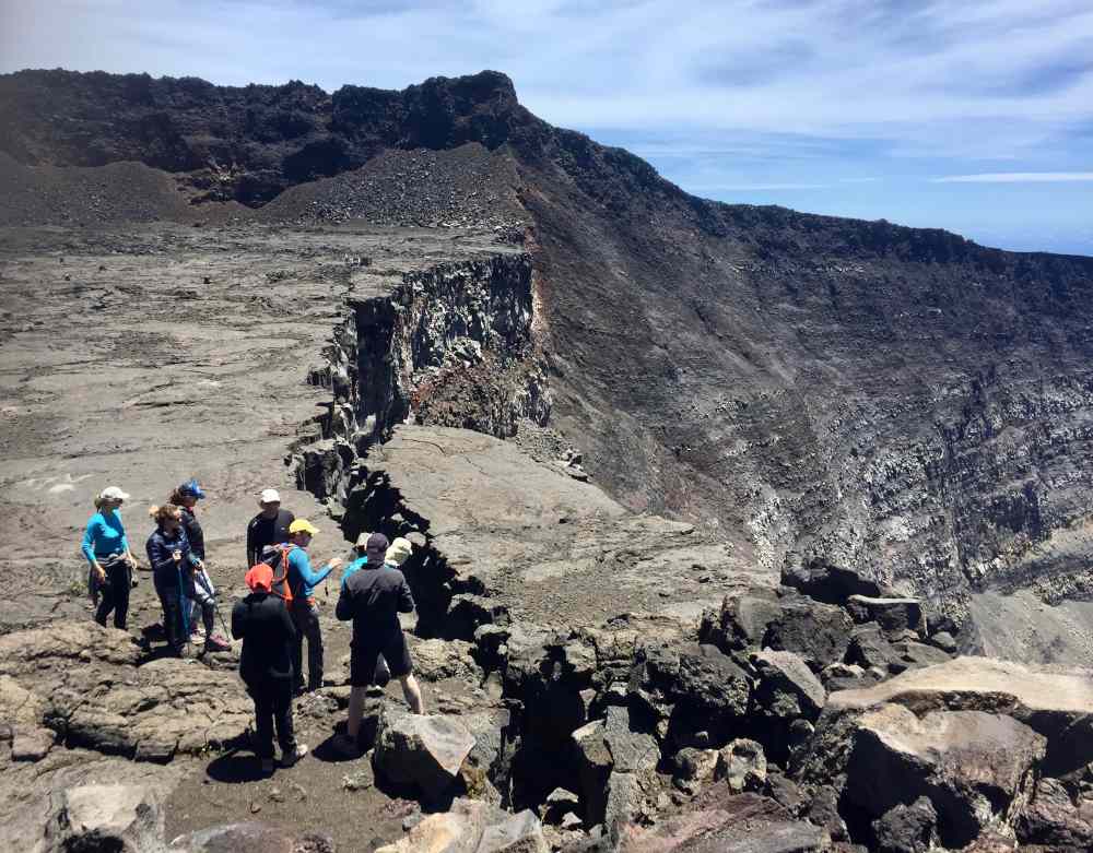 Le sommet du Piton de la Fournaise Randonnée avec un guide au Piton de la Fournaise. Un des volcans les plus actifs dans le monde situé sur l'île de la Réunion.