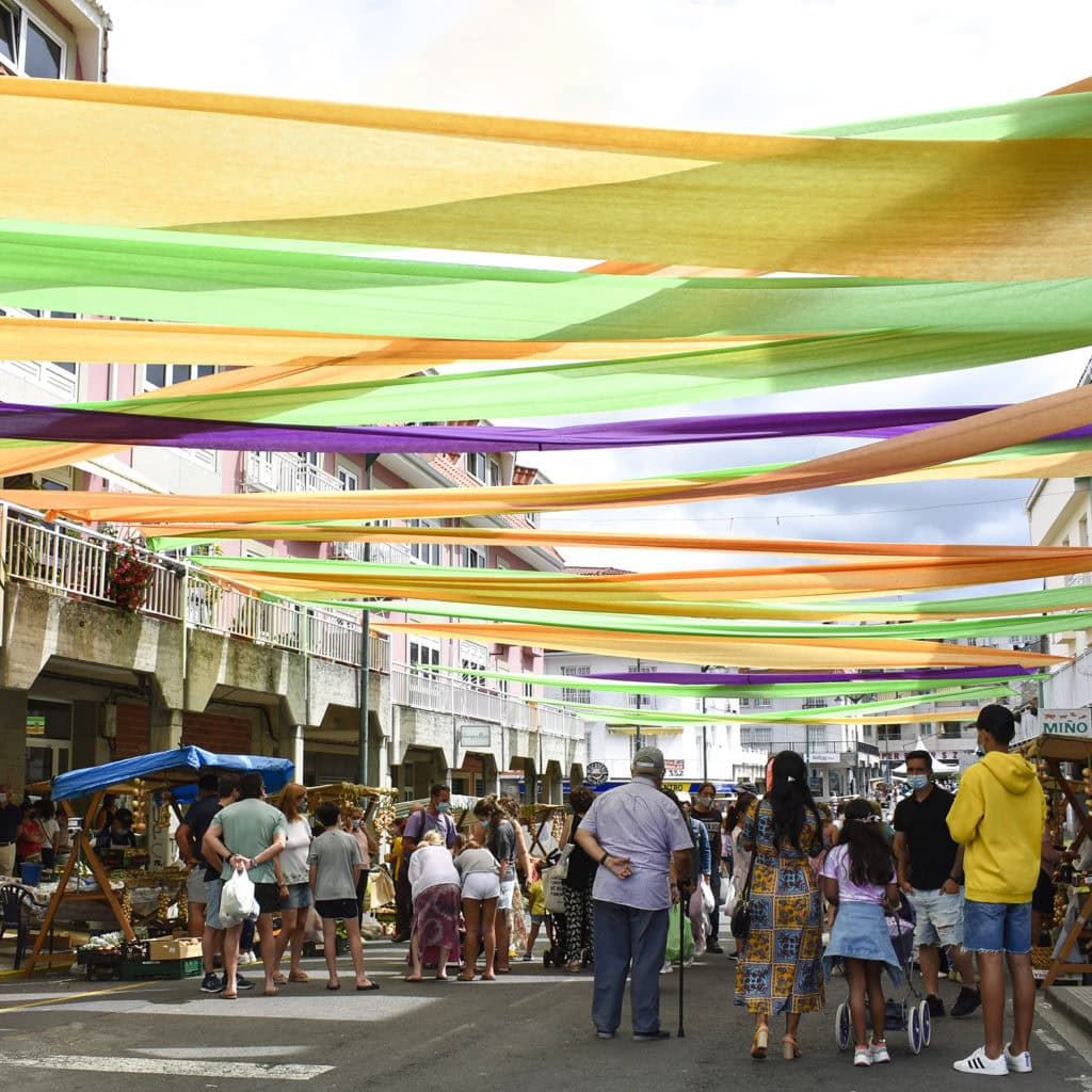As rúas engalanadas na Feira da Cebola Chata de Miño