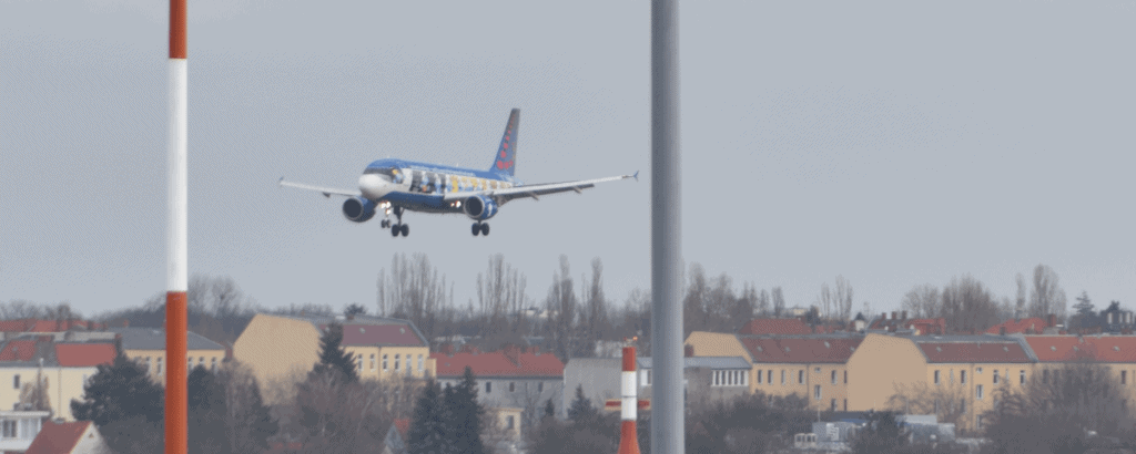 Flugzeuge wie dieses im Landeanflug werden bei flightradar als rotes Flugzeug dargstellt.