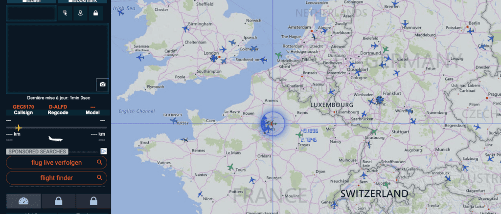 RadarVirtuel montre une section de carte autour de Paris, avec un avion qui est activement suivi.