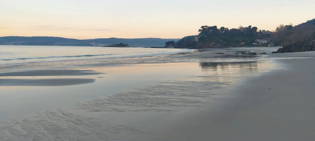 Amanecer en la Praia de Lapamán