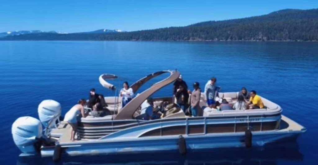 Pontoon&speed boat rental. Picture of a Bennington RSRA 30 Tri-toon boat.
