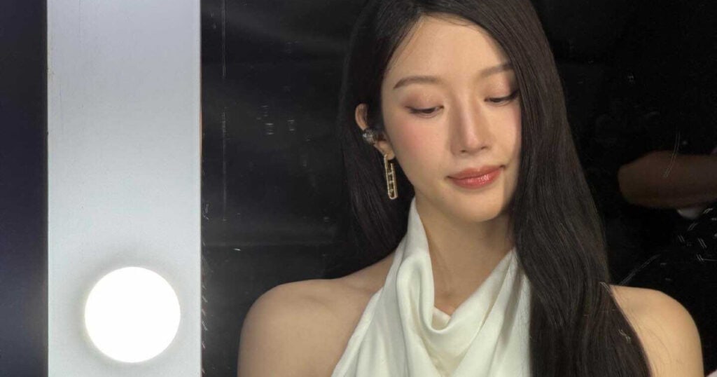 Moon Ga Young Tampil Memukau dengan Gaun Halter-Top