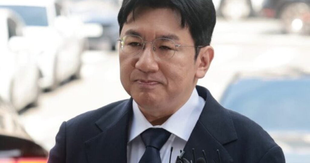 Bang Si Hyuk Terancam Denda Triliunan atau Penjara, Ada Apa Sih?