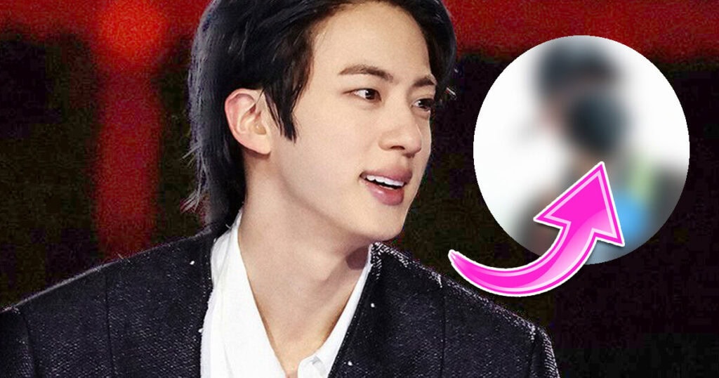 Penampilan Jin BTS di Bandara yang Bikin Bingung