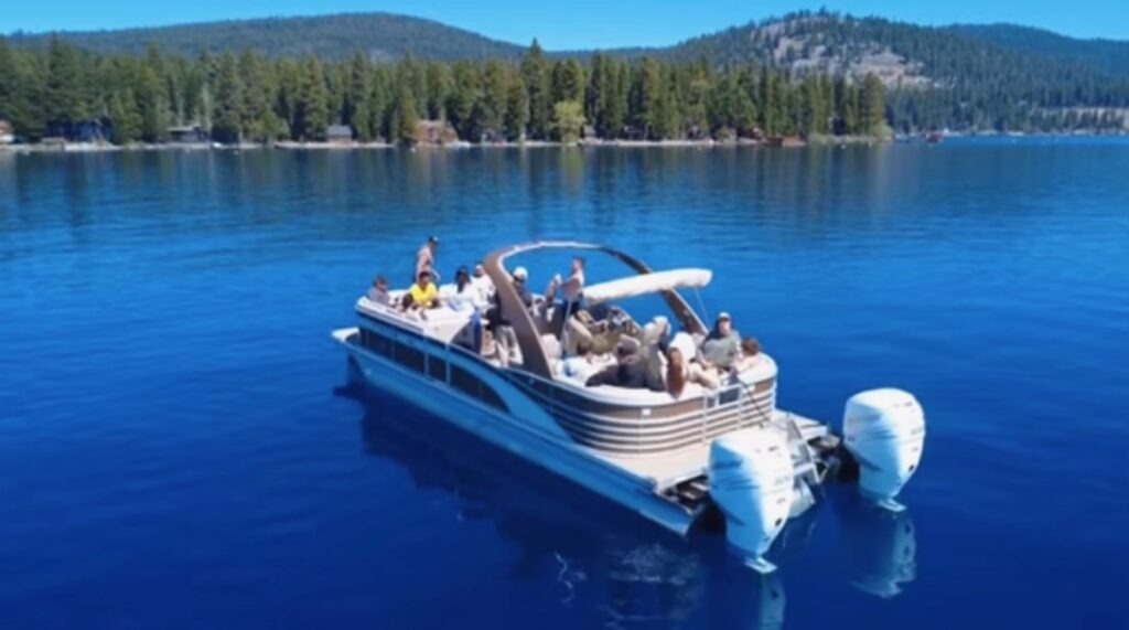 Pontoon&speed boat rental. Picture of a Bennington RSRA 30 Tri-toon boat.