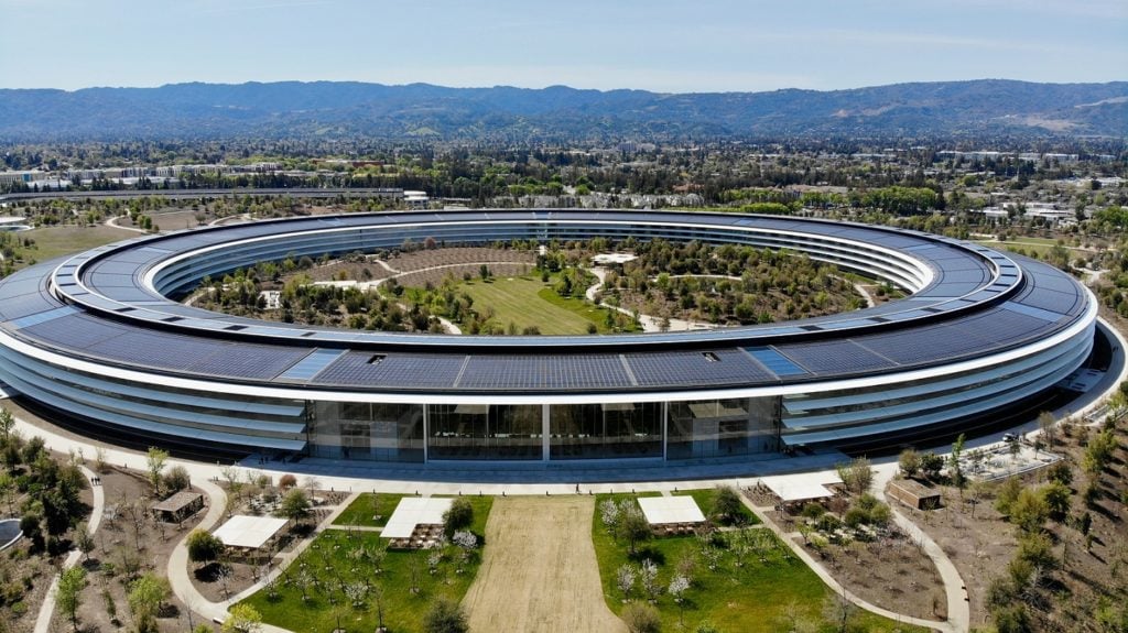 how apple solves employee conflict