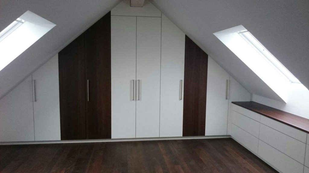 Dachrägenschrank nach Mass idealer Stauraum als Kleiderschrank in der Schräge.
