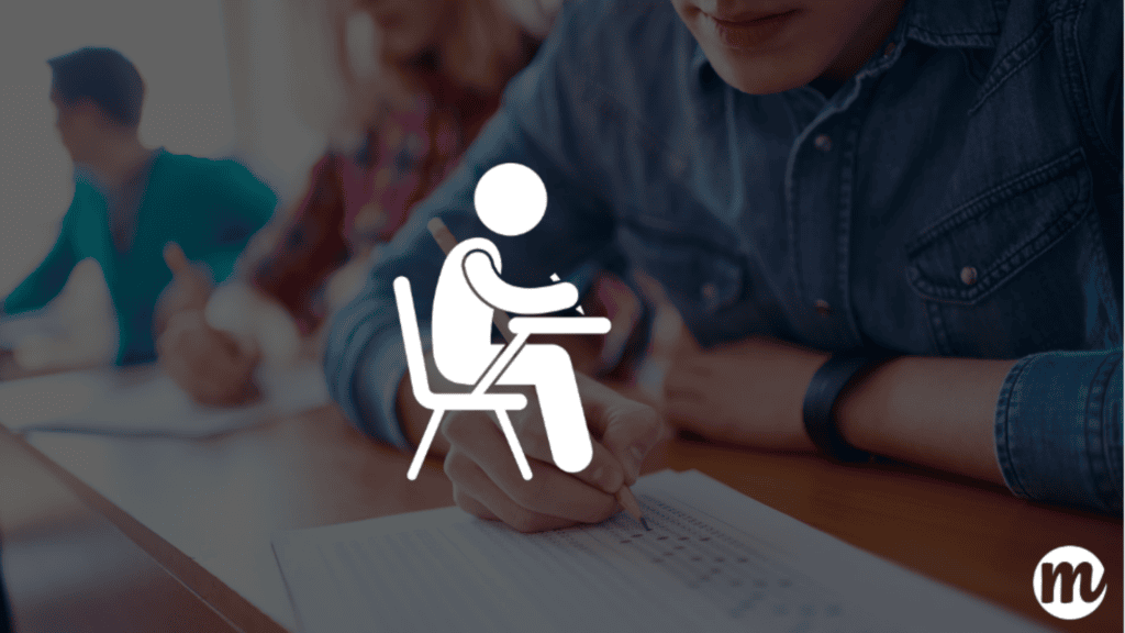 Élève concentré en train de passer un brevet blanc, réalisant un sujet brevet maths sous surveillance. Examen de préparation avec annales du brevet et sujet brevet français pour s'entraîner en conditions réelles. Étudiant travaillant sur une correction brevet maths pour optimiser ses révisions et réussir son brevet blanc maths.