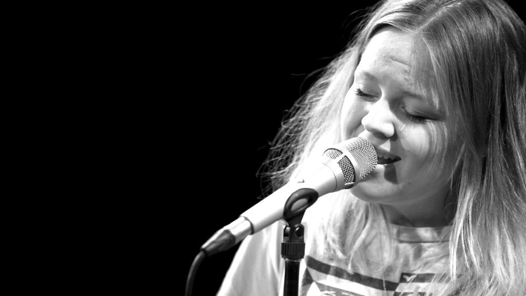 Lina Maly singt bei TV Noir im April 2017